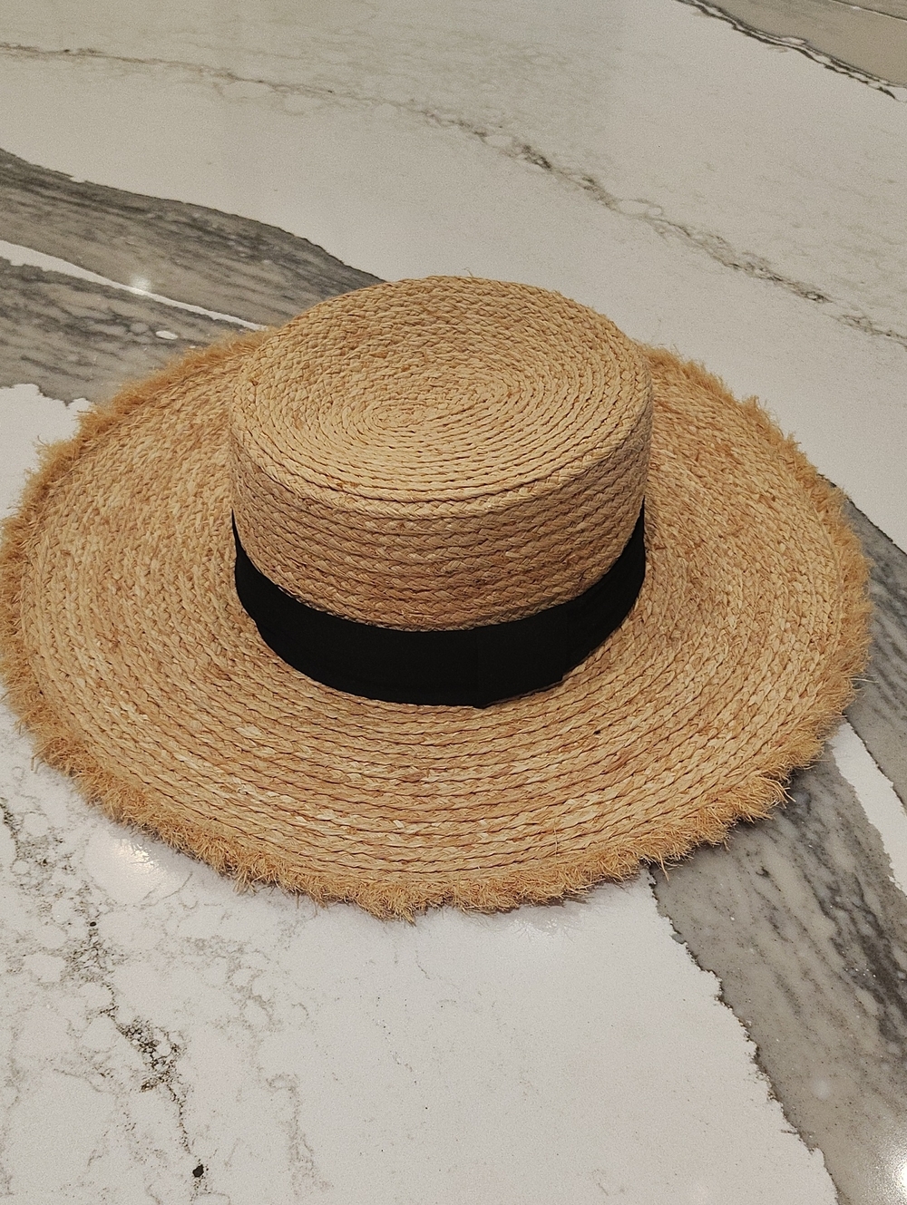 Natural Raffia  Wide-Brim Sun Hat with Black Band And Raw Edge